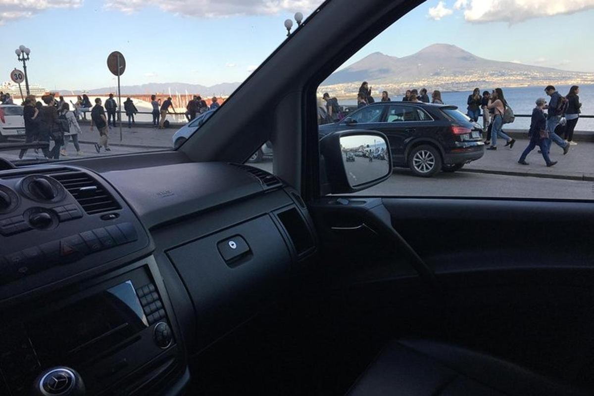 una vista des de l'interior d'un cotxe amb gent caminant pel carrer