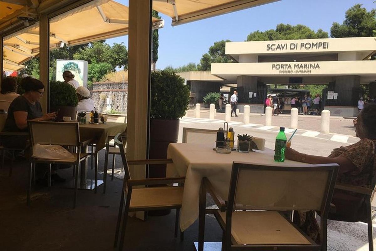 skupina lidí sedících u stolů v restauraci