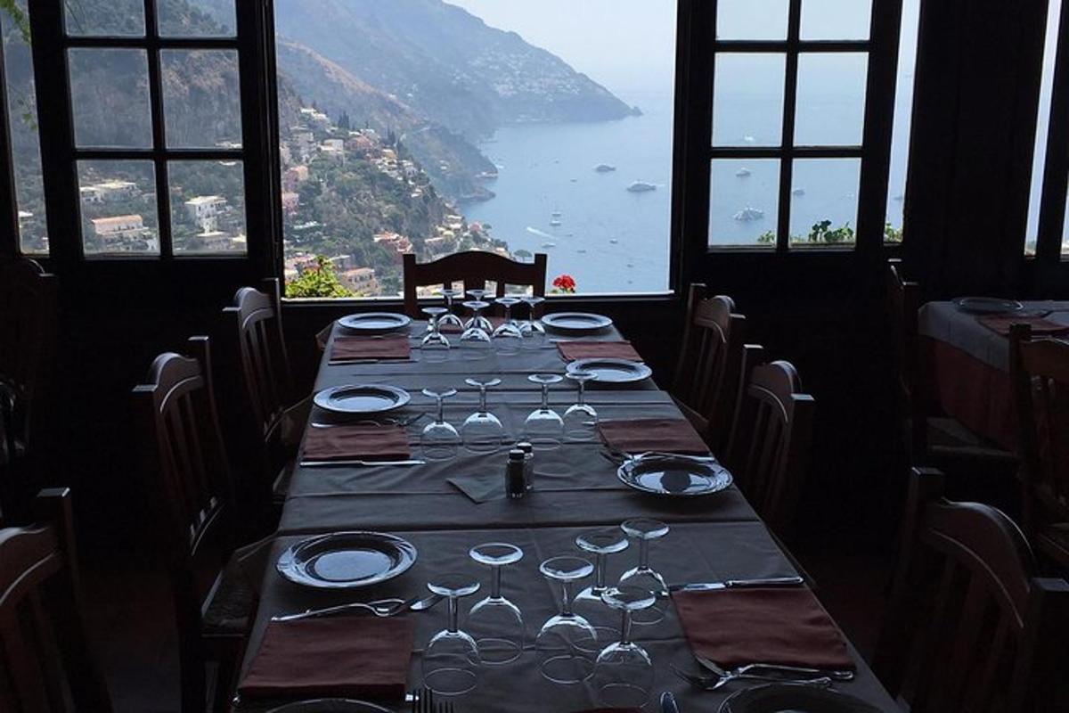 une longue table avec des verres à vin et une vue sur l'océan