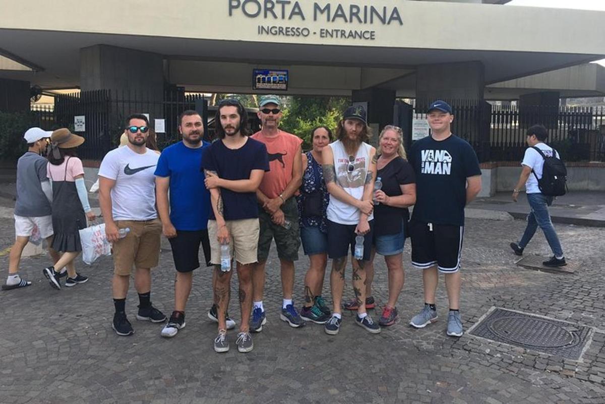 hópur fólks sem stendur fyrir framan byggingu