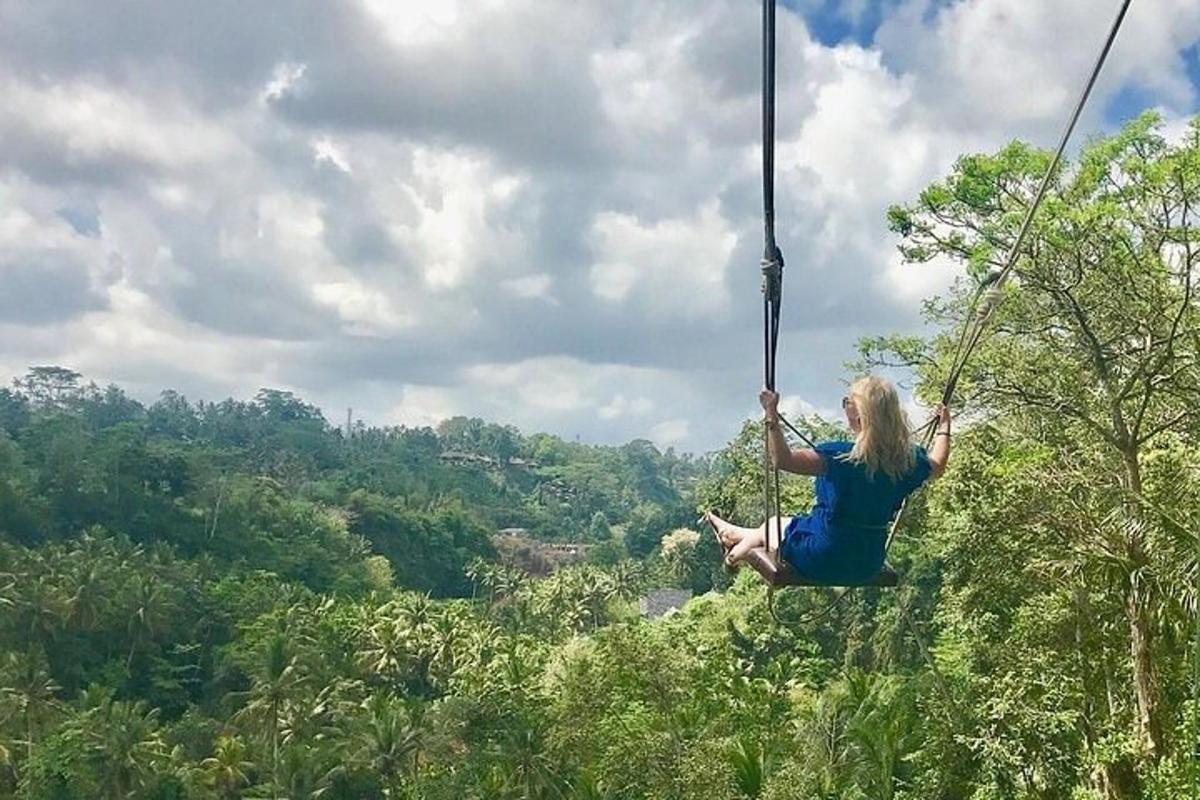una donna che si dondola su una teleferica nella giungla