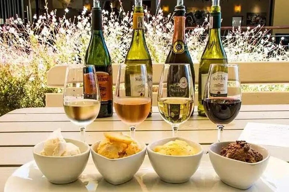 uma mesa com taças de vinho e tigelas de comida