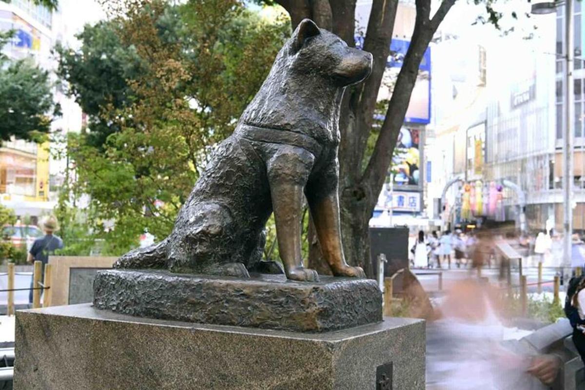 Una estatua de un perro parado en una acera