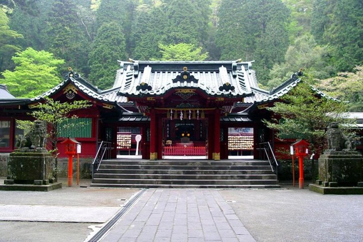 一座有楼梯的寺庙，前面有一个人