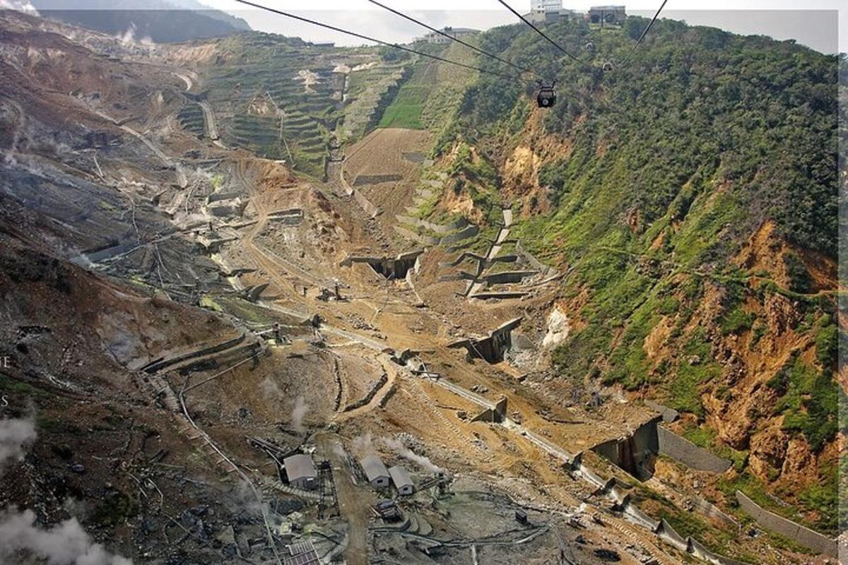 乘坐缆车俯瞰山景
