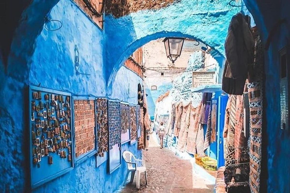 lukisan lorong di bangunan biru