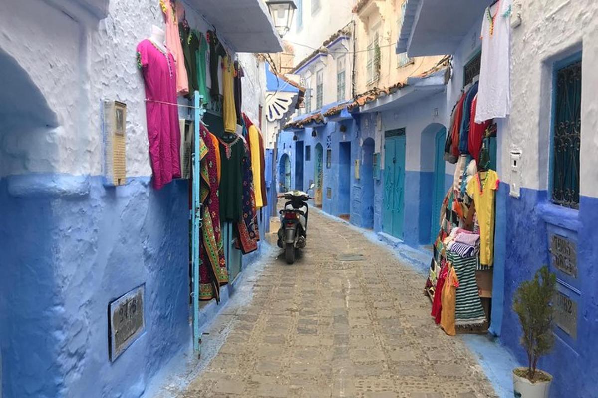 sebuah motosikal diletakkan di lorong sempit di bandar biru itu