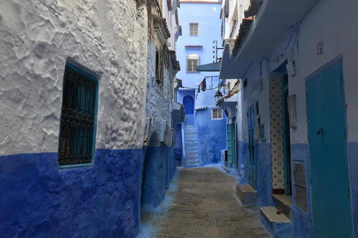 lorong sempit dengan bangunan biru dan putih