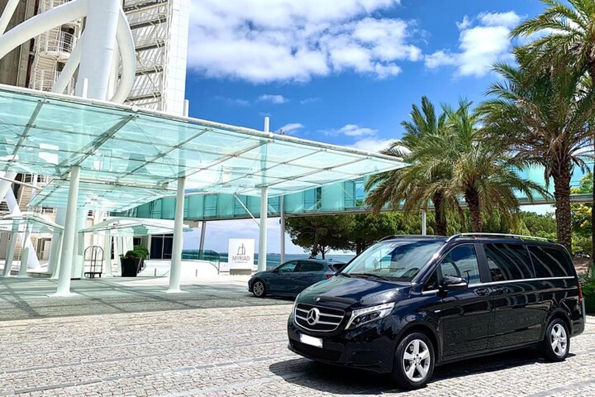 ένα μαύρο βαν παρκαρισμένο μπροστά από ένα κτίριο