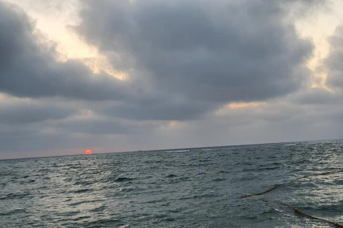 pohled na oceán pod zataženou oblohou