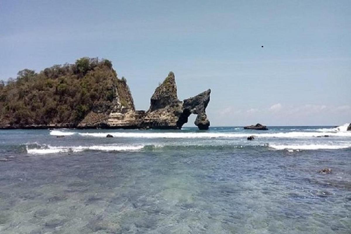 水中有岩层的海滩