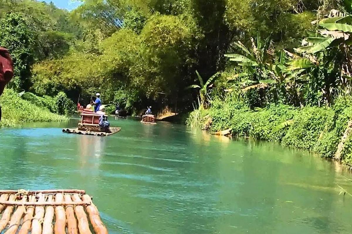 um grupo de pessoas andando de barco em um rio