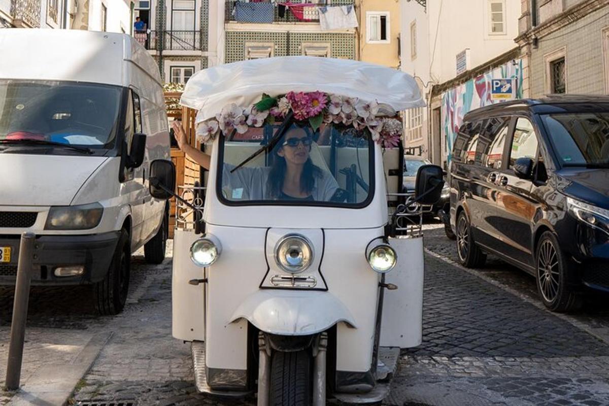 Una mujer conduciendo un vehículo blanco en una calle