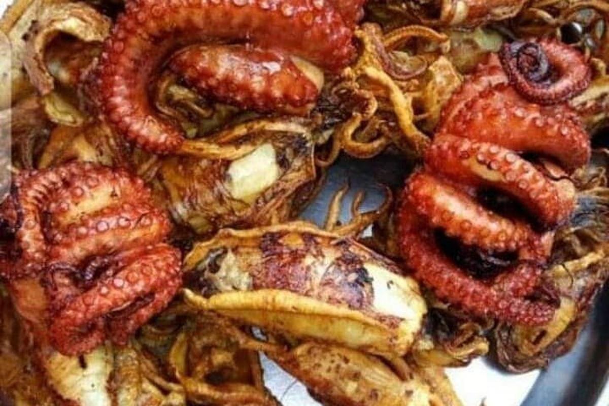 talíř jídla s krevetami a dalšími potravinami