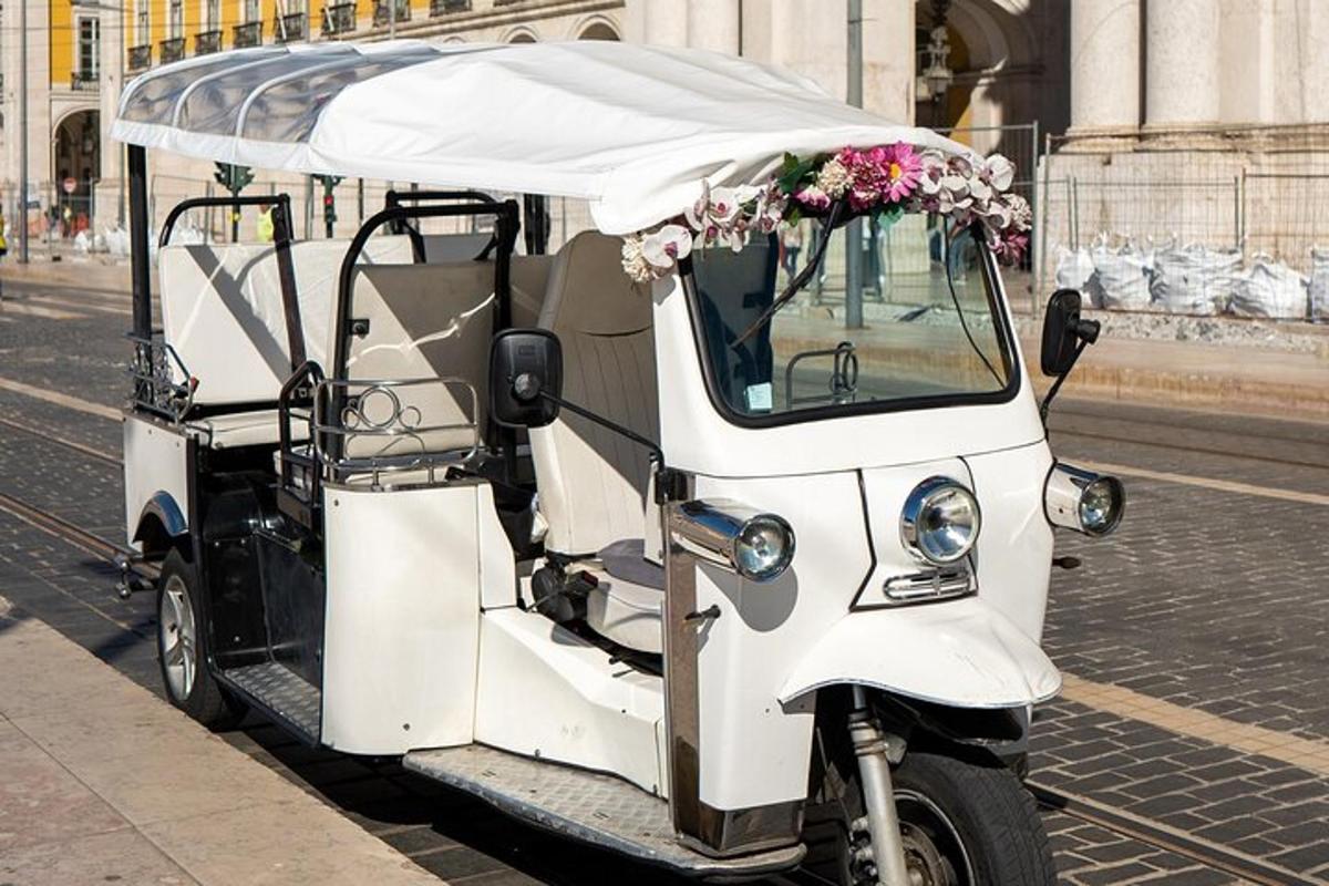 un carrello da golf bianco con un baldacchino sulla strada