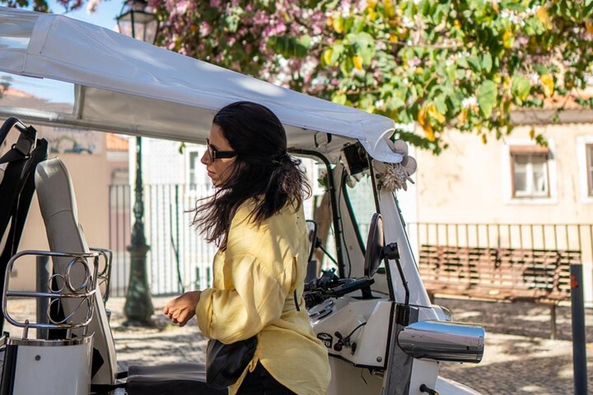 una donna sta scendendo da un golf cart
