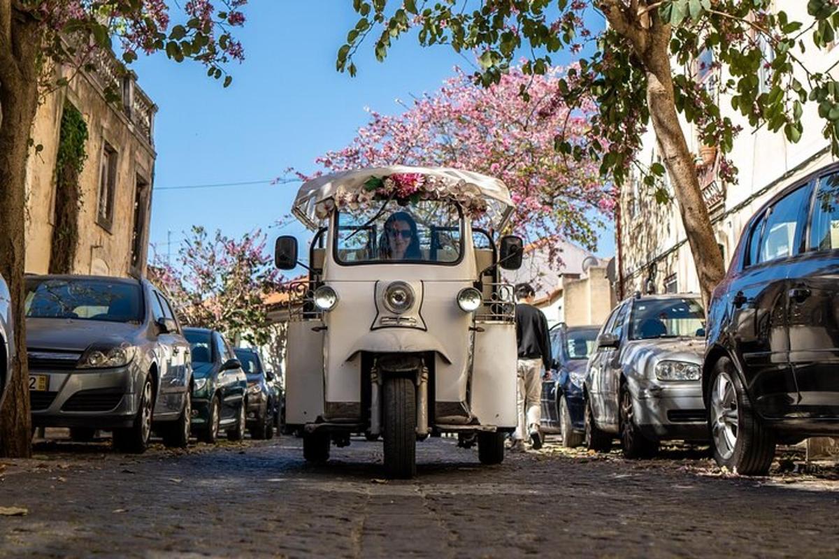 uno scooter parcheggiato in una strada con auto parcheggiate