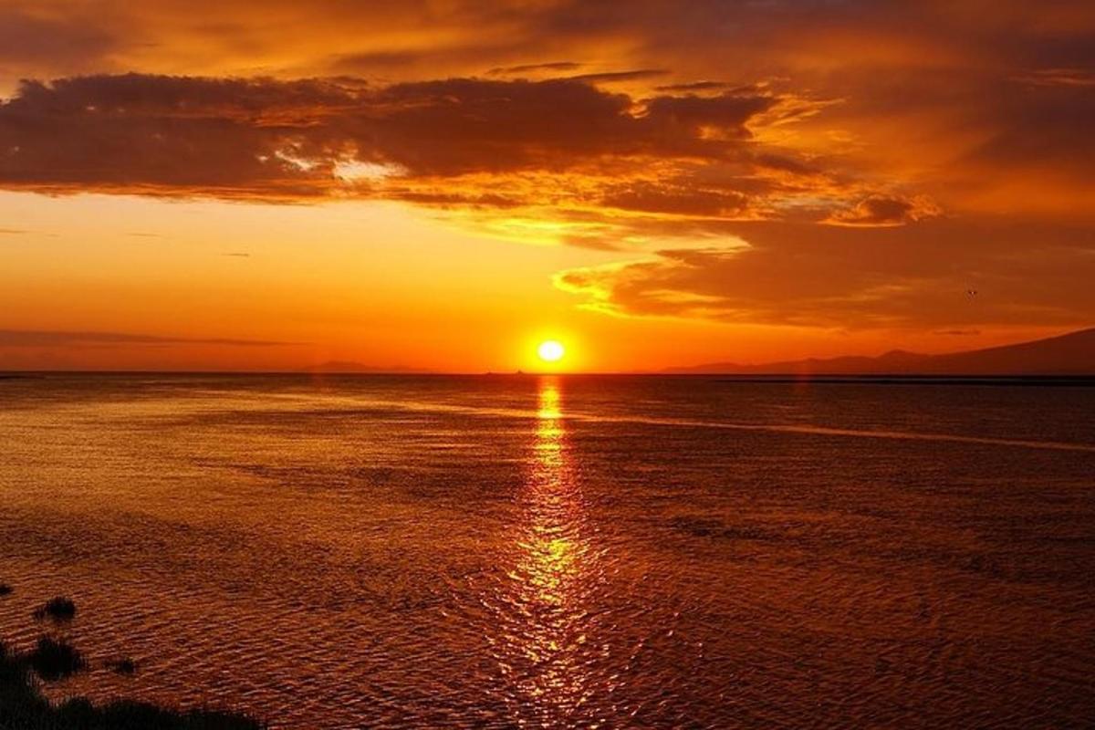 západ slunce nad oceánem se zapadajícím sluncem