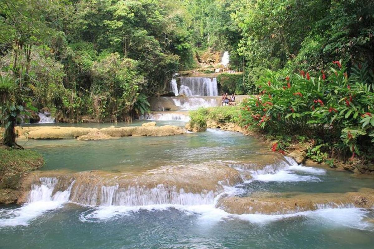 una cascada al mig d'un riu