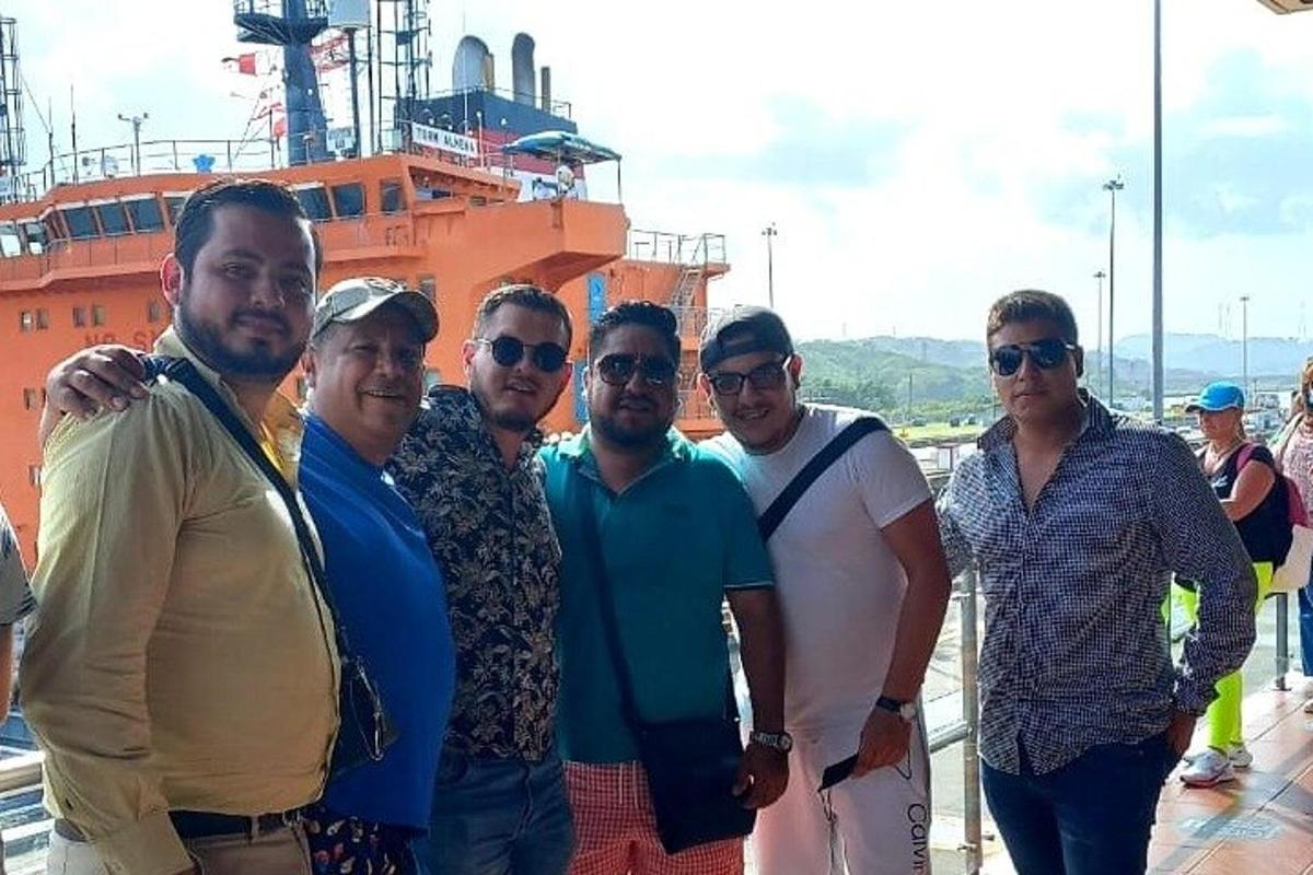 un gruppo di uomini in posa per una foto su una barca
