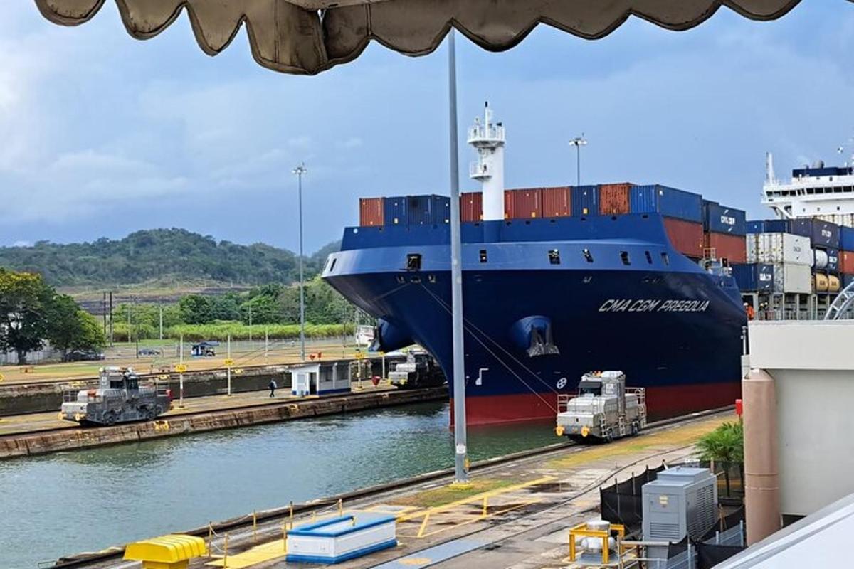 una grande nave è attraccata a un molo
