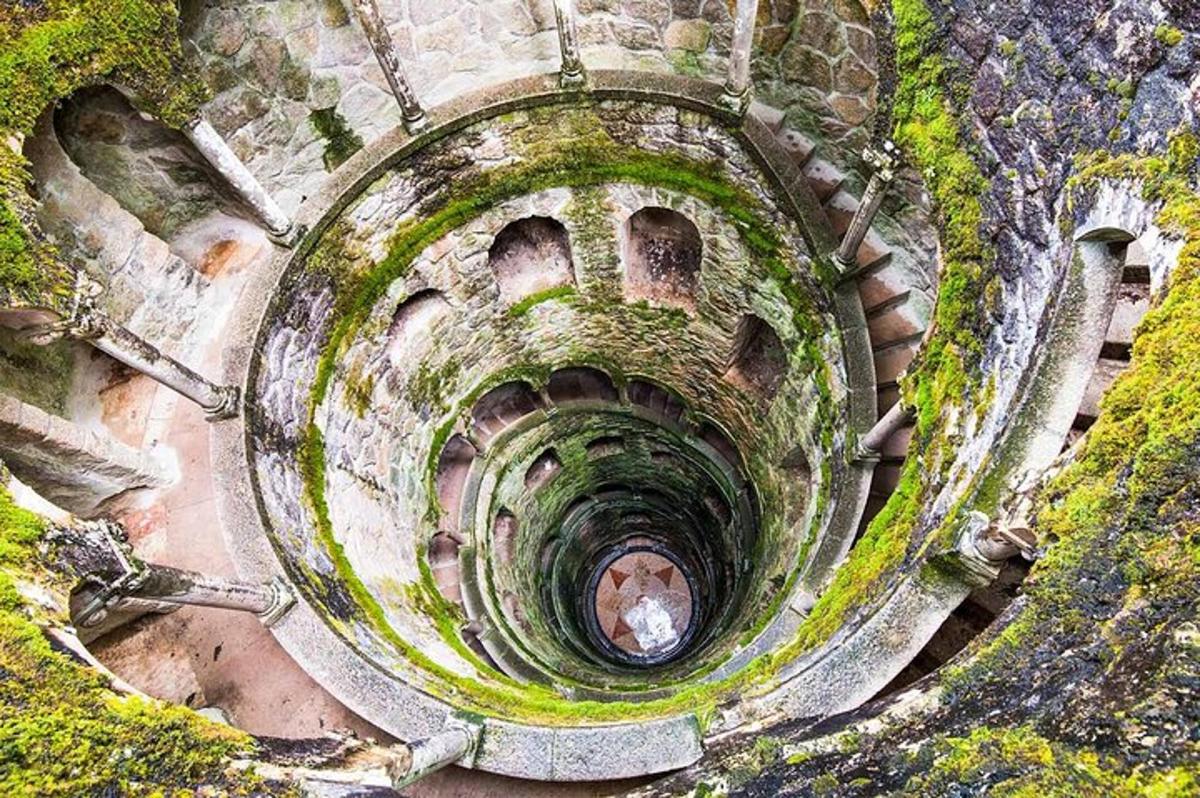 o vedere aeriană a unei scări în spirală cu un tunel