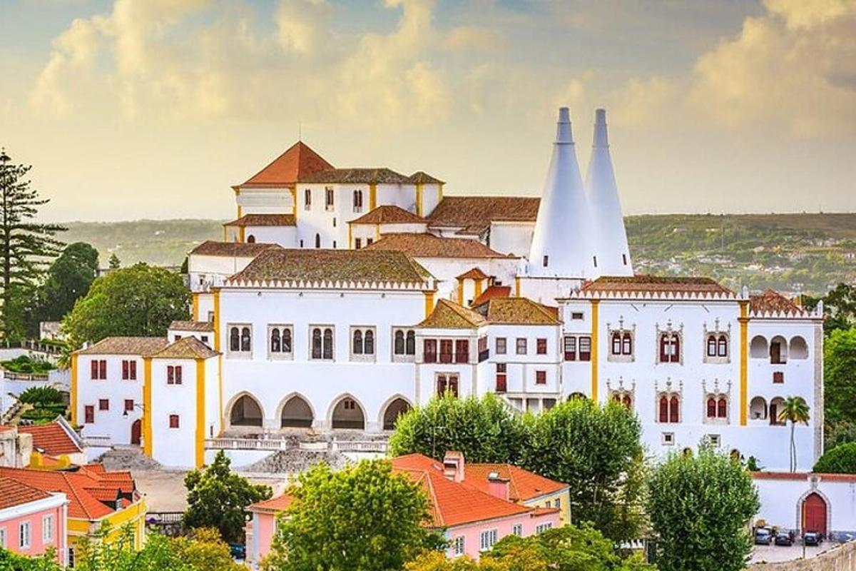 egy város egy nagy fehér épülettel és egy templommal