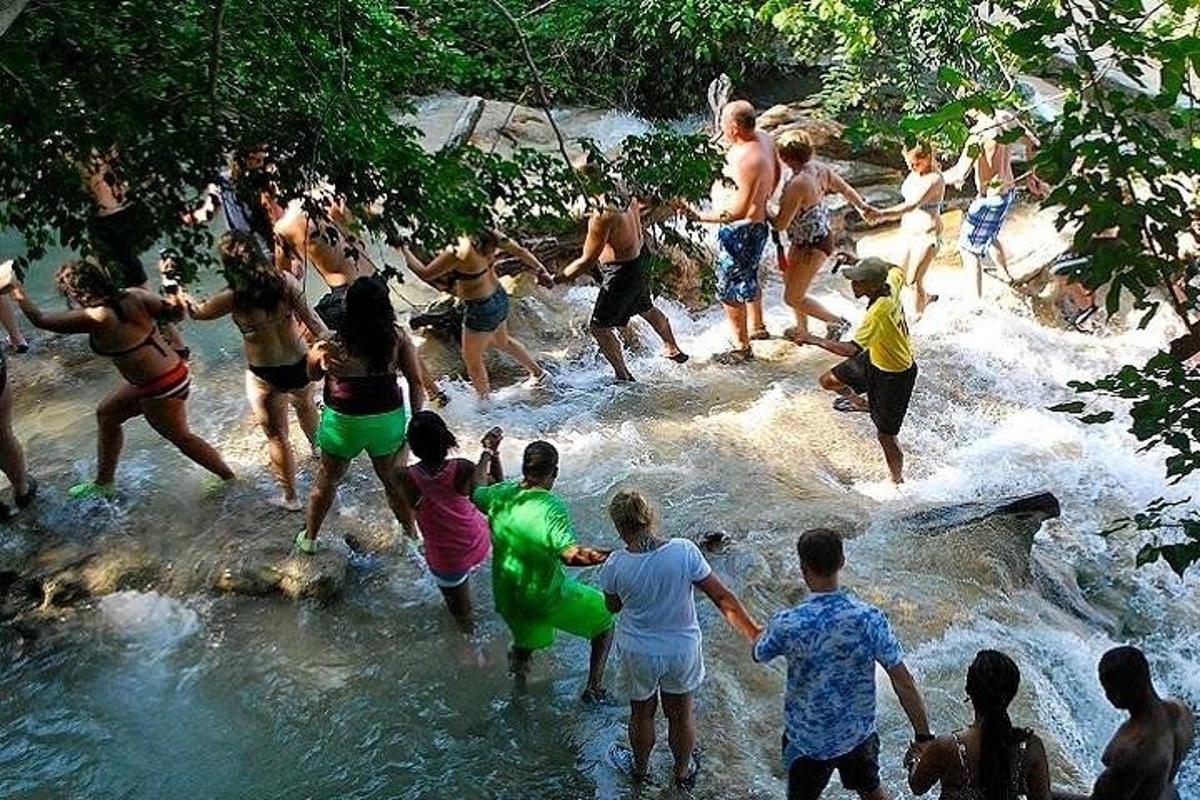 un gruppo di persone che giocano in un fiume