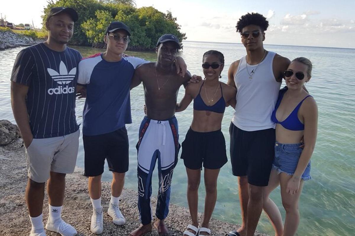 sekelompok orang berdiri di pantai