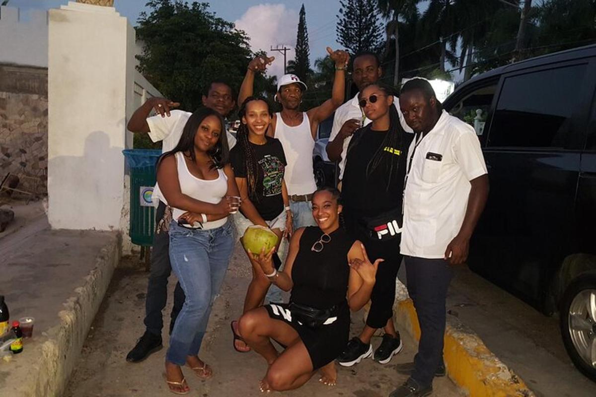 um grupo de pessoas posando para uma foto