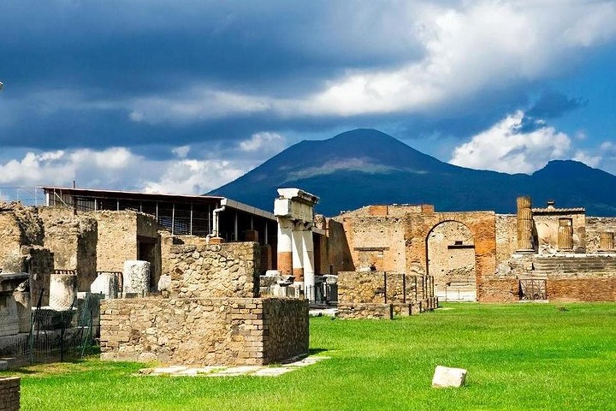 un antico edificio con una montagna sullo sfondo