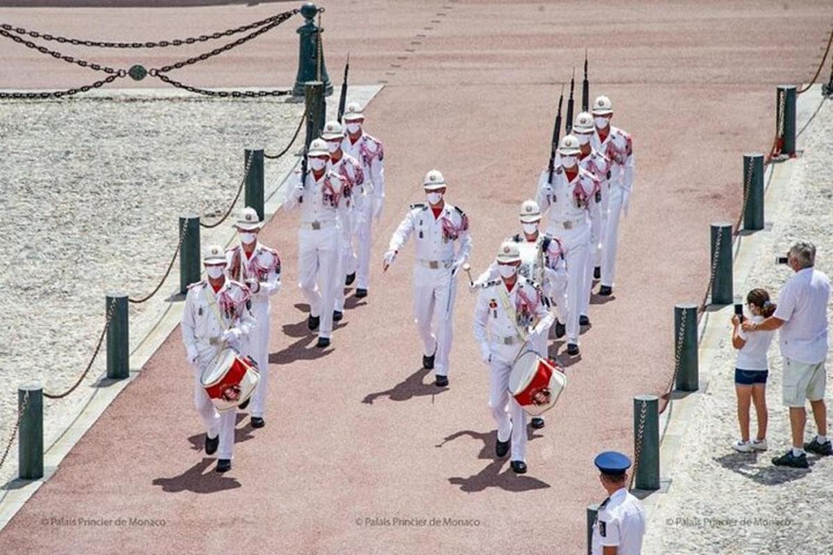 một nhóm quân nhân đang đi bộ dọc bãi biển