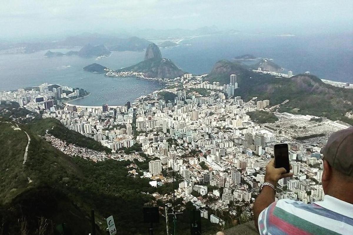 moški fotografira mesto z gore