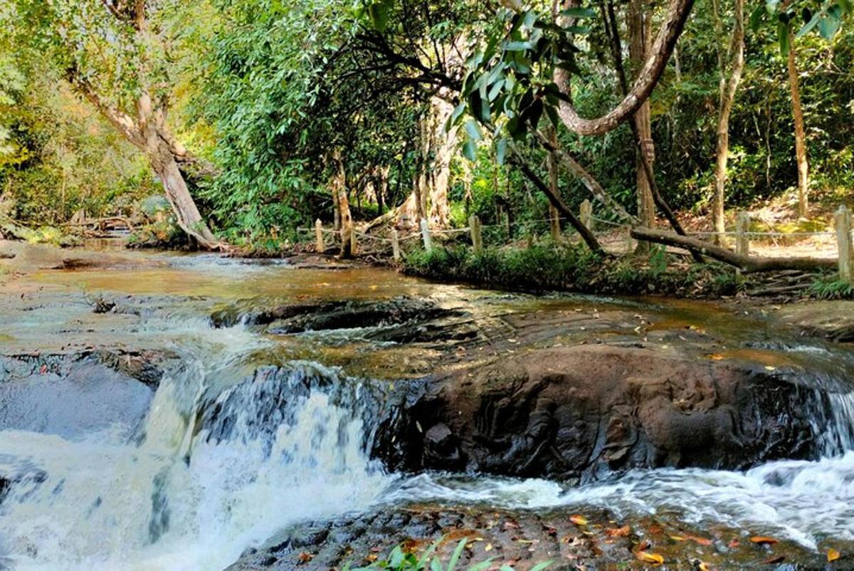 una cascata in mezzo a un fiume