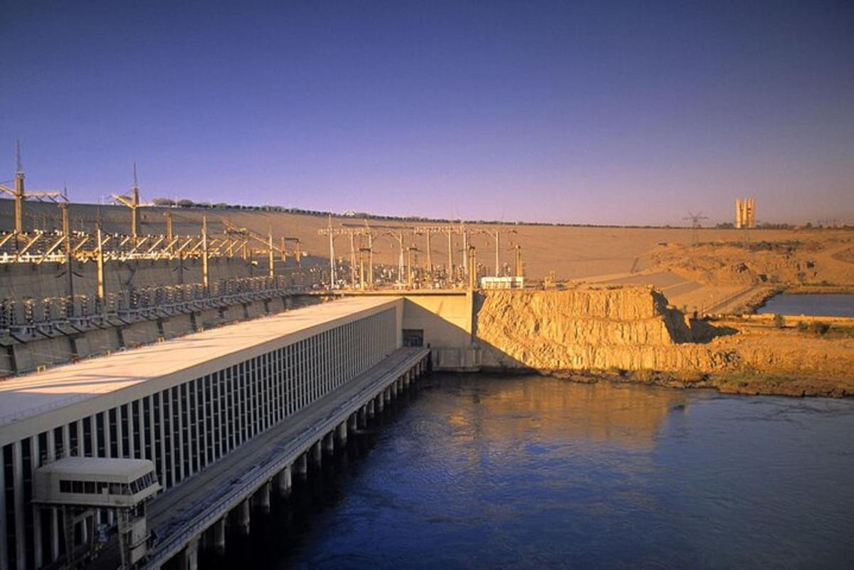Un puente sobre un río con un tren en él