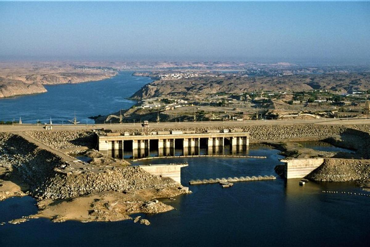 una vista aérea de un puente sobre un cuerpo de agua