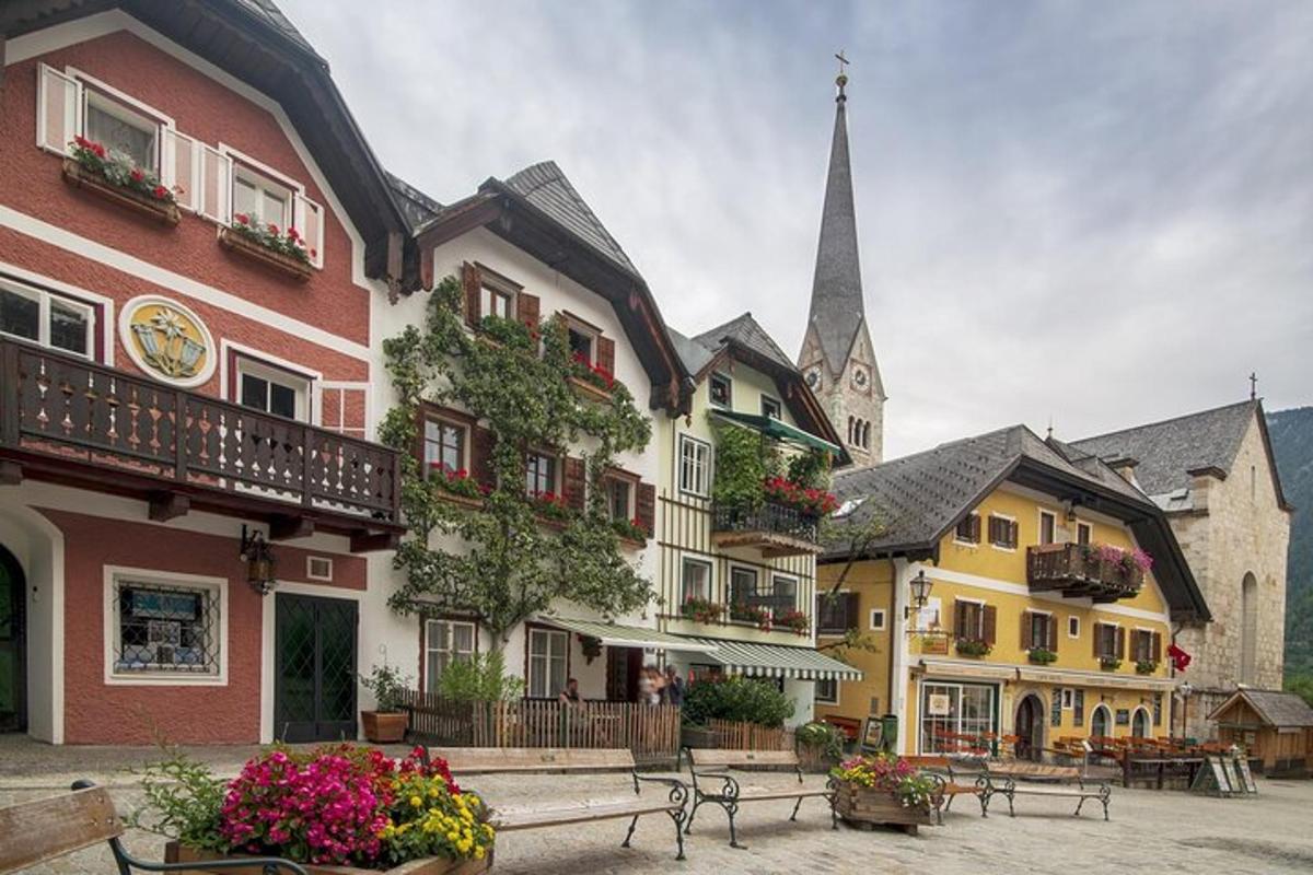 eine Gebäudegruppe mit Bänken und einer Kirche