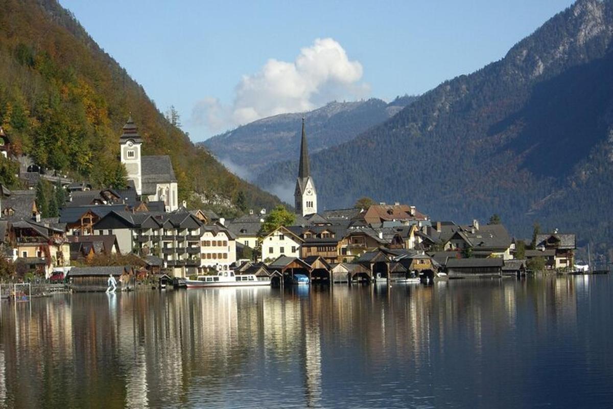 eine Stadt an einem See mit einer Kirche und Gebäuden