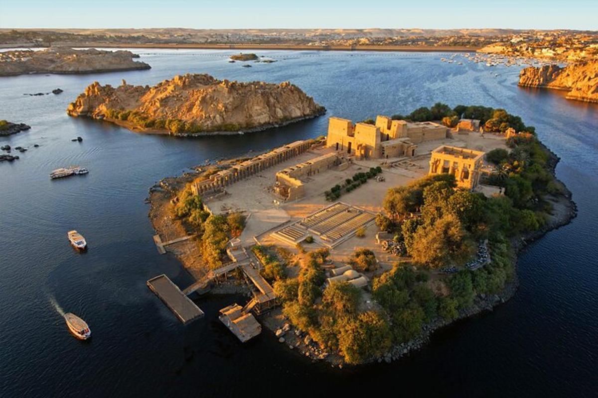 una isla en medio de un cuerpo de agua