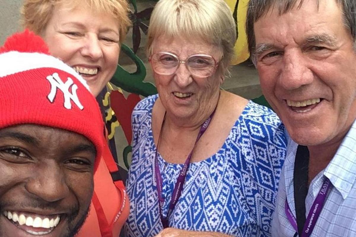 un grup de tres persones grans posant per a una foto