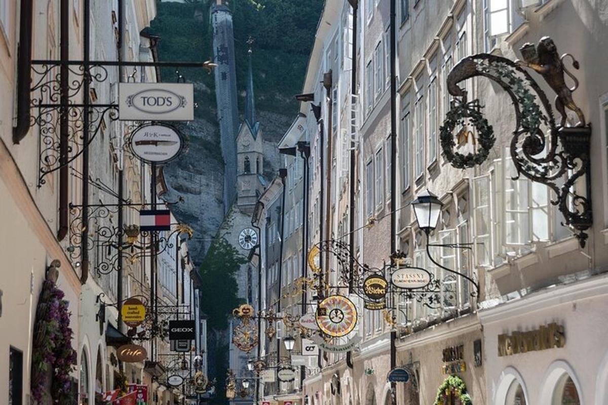 Blick auf eine Stadtstraße mit Gebäuden und Schildern