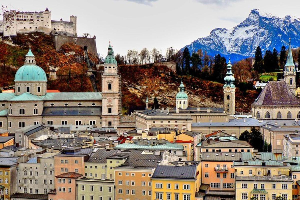 eine Stadt mit Gebäuden und einem Berg im Hintergrund