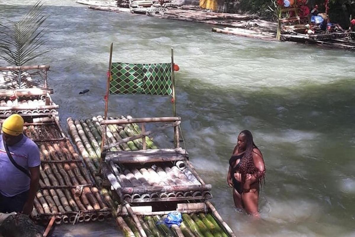 женщина стоит в воде в реке