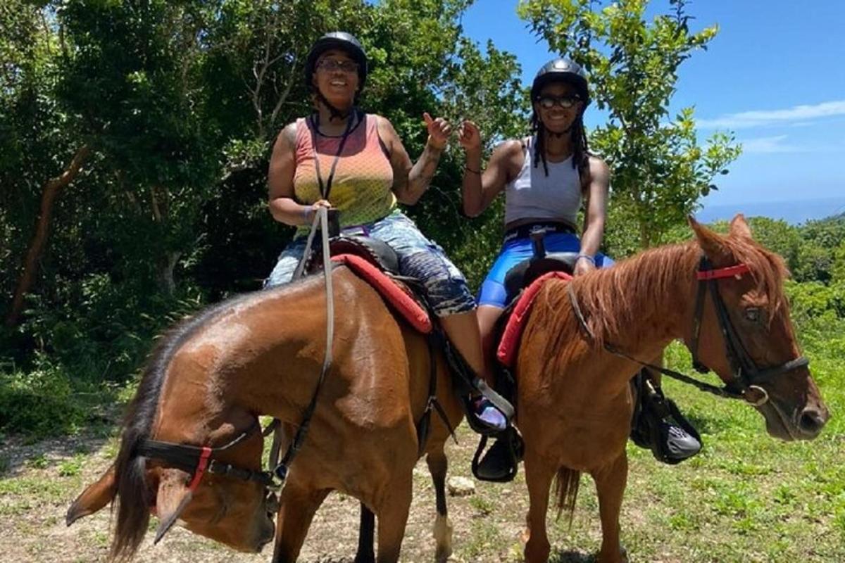 due donne stanno cavalcando un cavallo