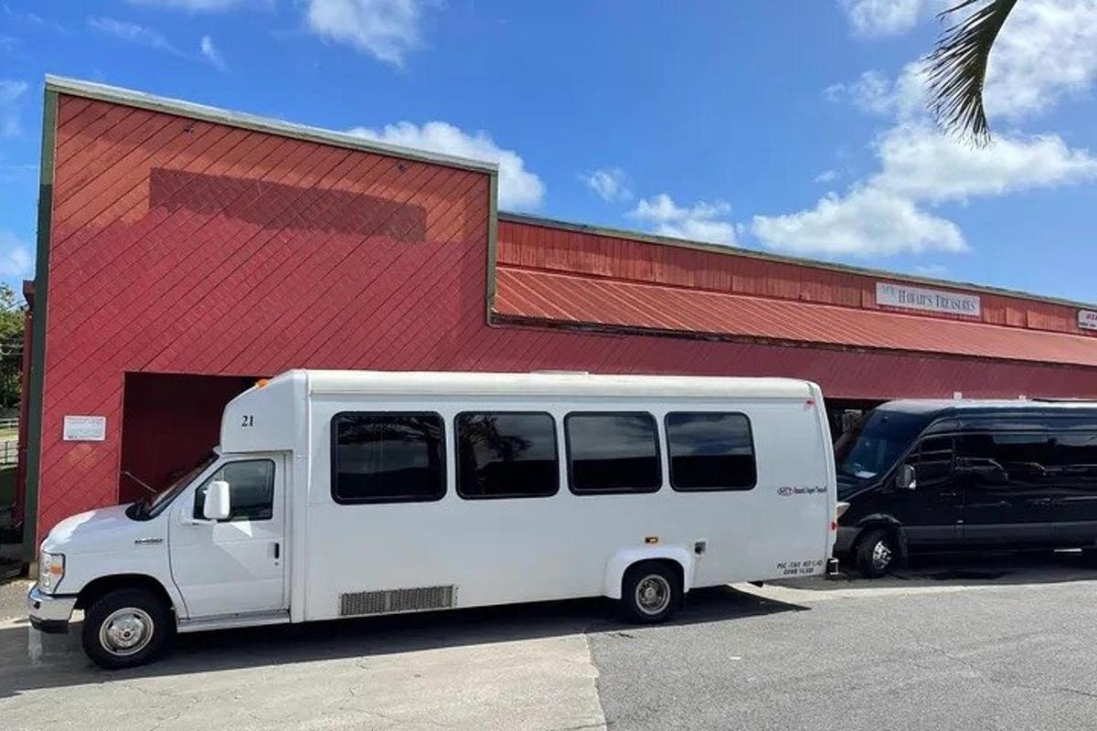 bijeli kombi parkiran na parkiralištu ispred zgrade