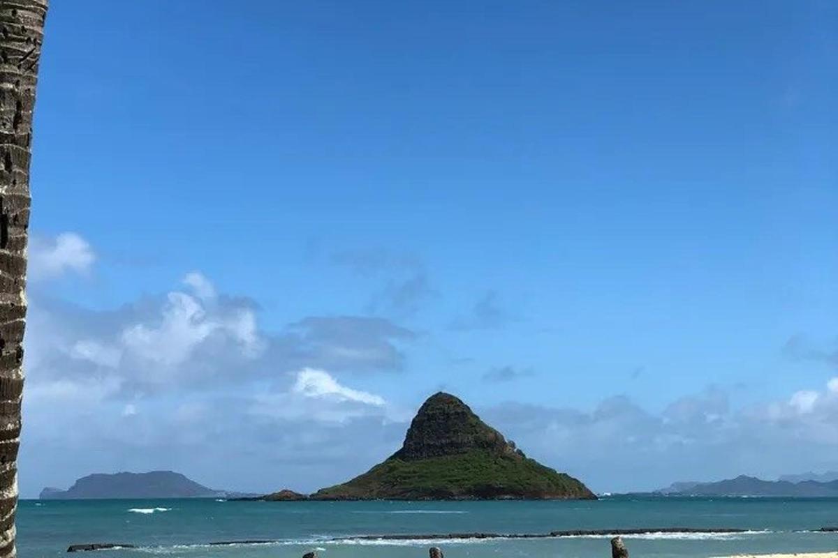 lítil eyja í hafinu með fjalli