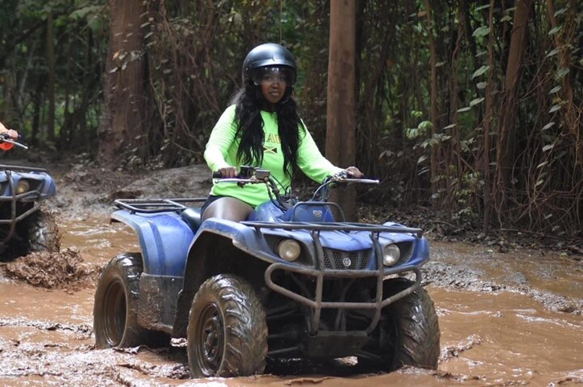 Una mujer que viajaba en un vehículo de cuatro ruedas en el barro