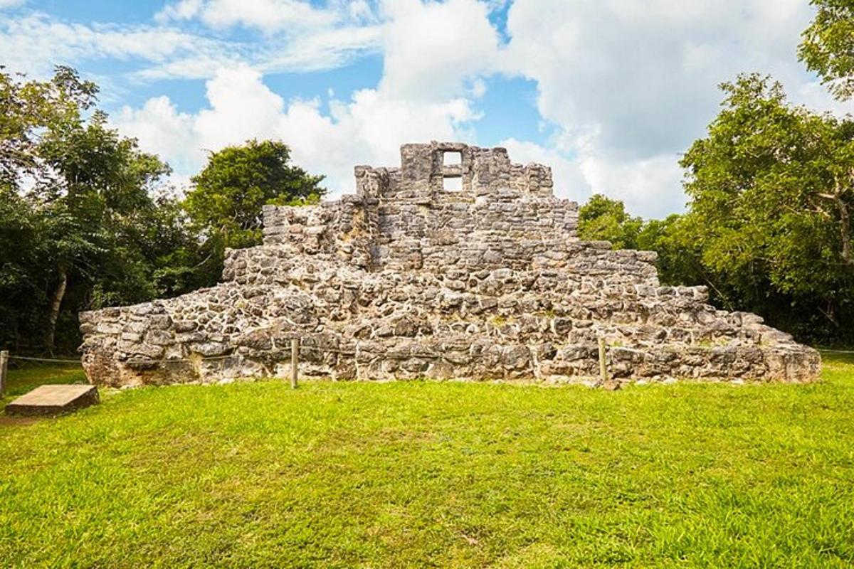un antic edifici de pedra assegut a l'herba