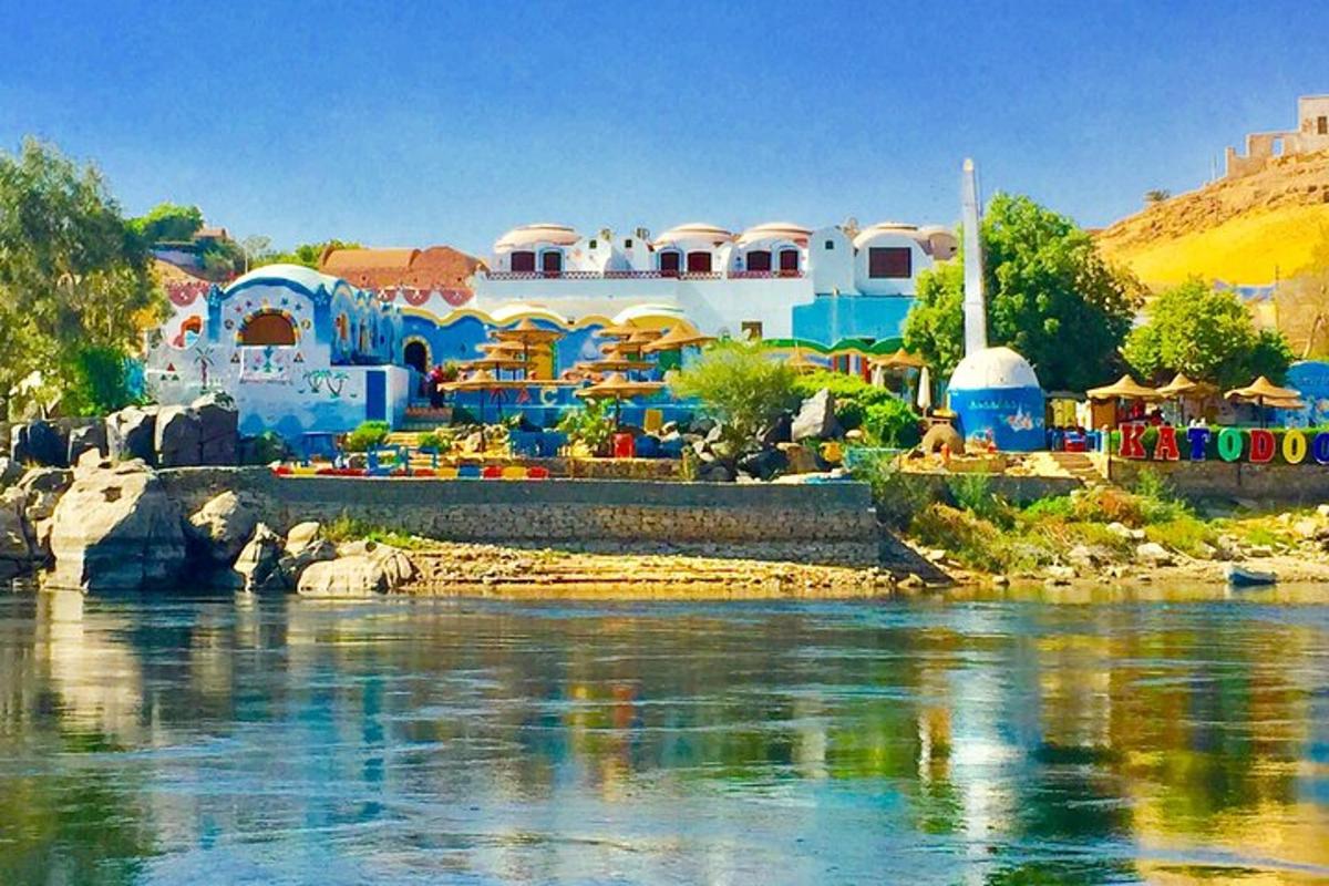 ένα μπλε και άσπρο σπίτι δίπλα σε ένα ποτάμι
