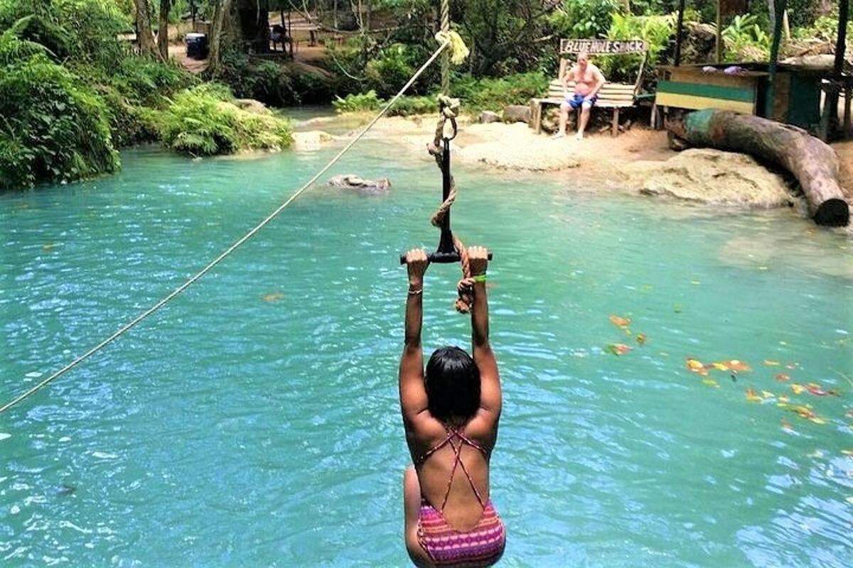 seorang wanita di dalam air memegang tali